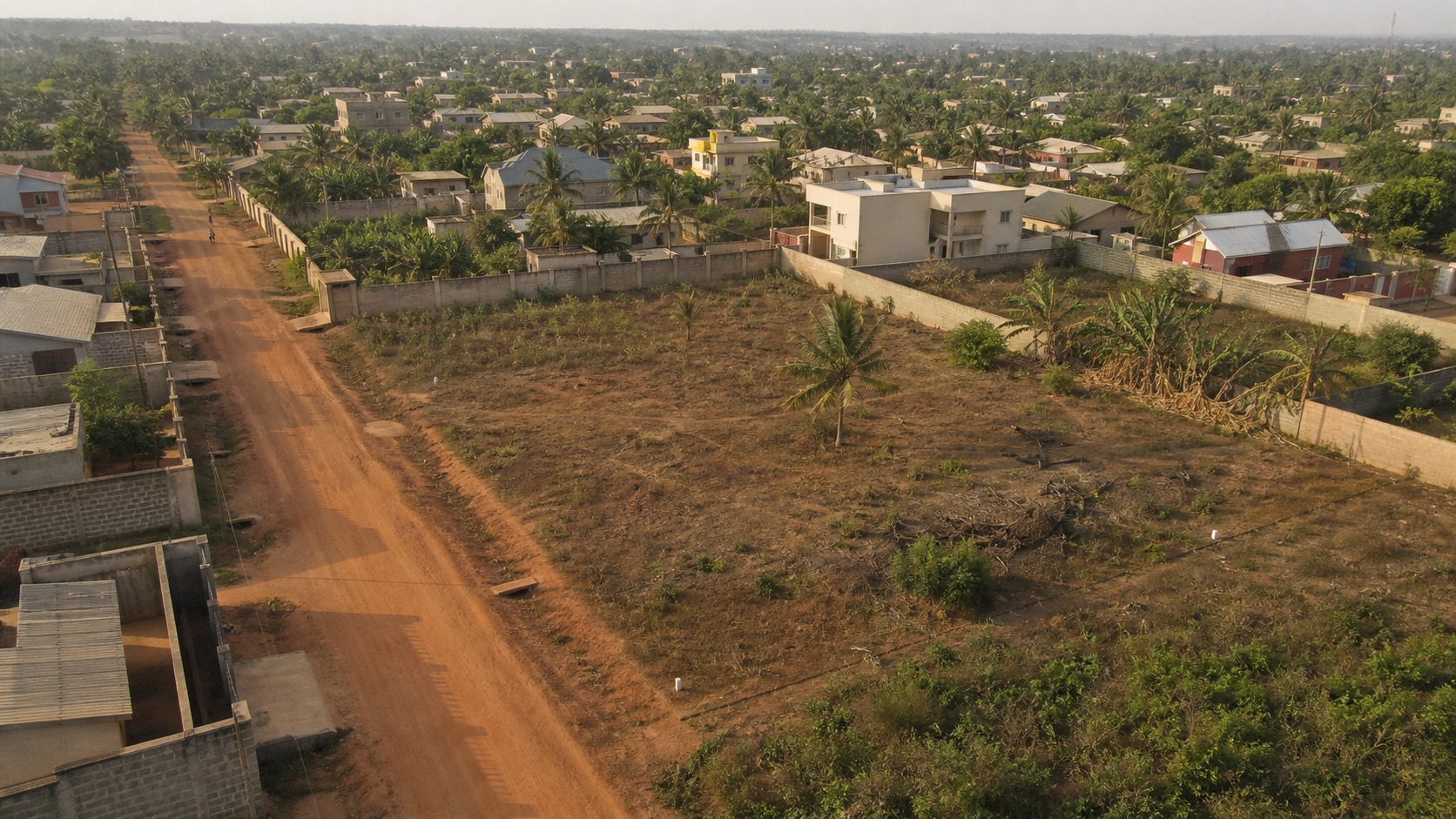 Vue aérienne illustrative d’un terrain et de son environnement urbain au Togo